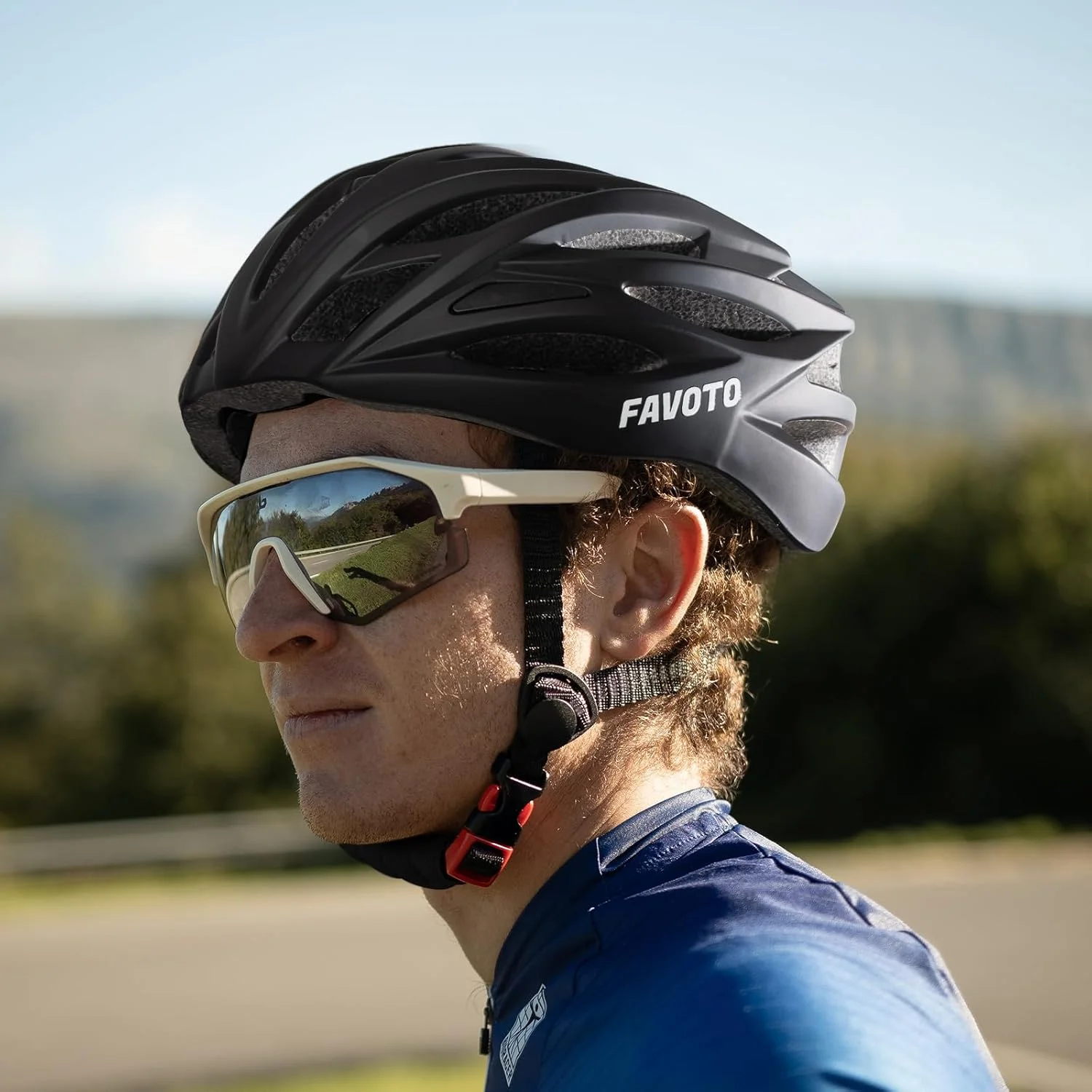 Vista del Casco Bici Favoto Leggero e Regolabile indossato