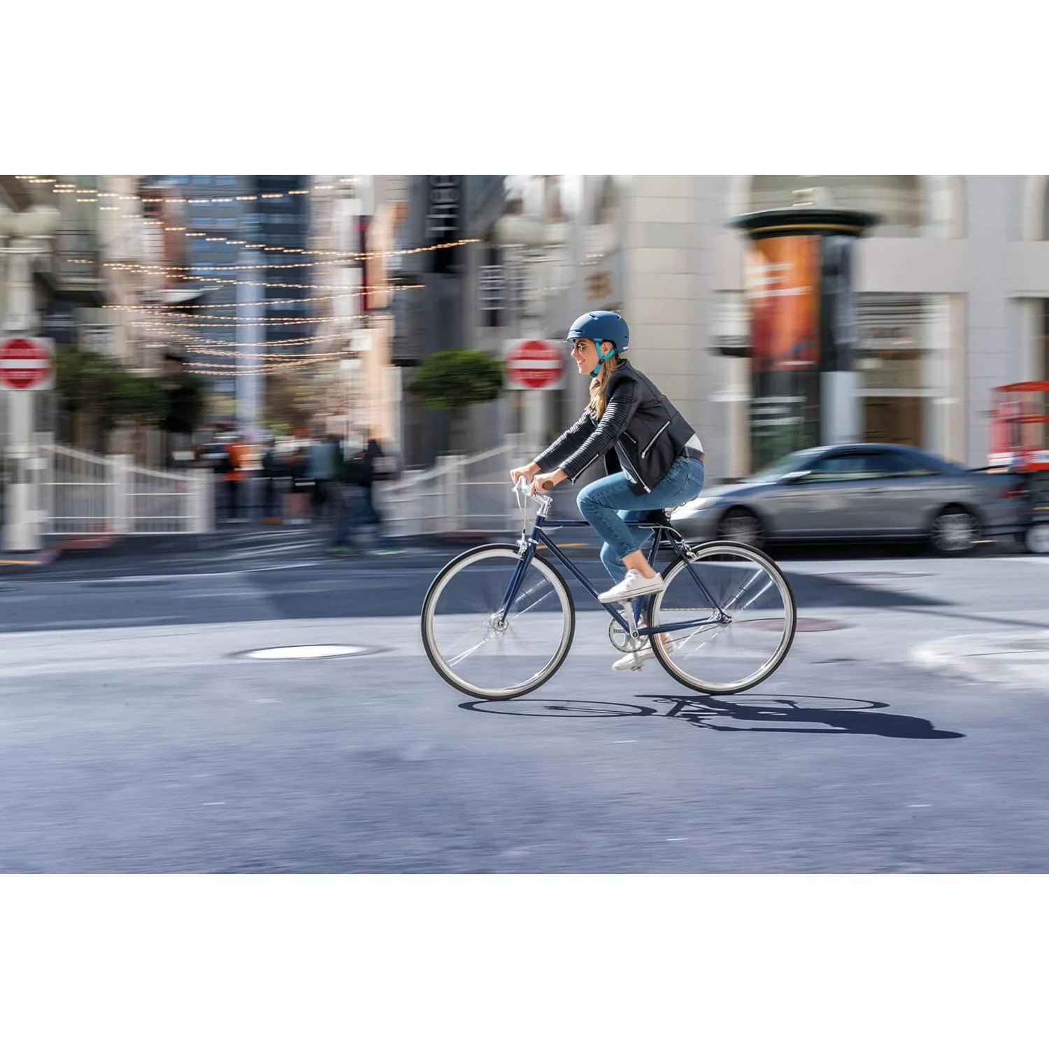 Vista del Casco Bici ABUS Robusto da Città indossato