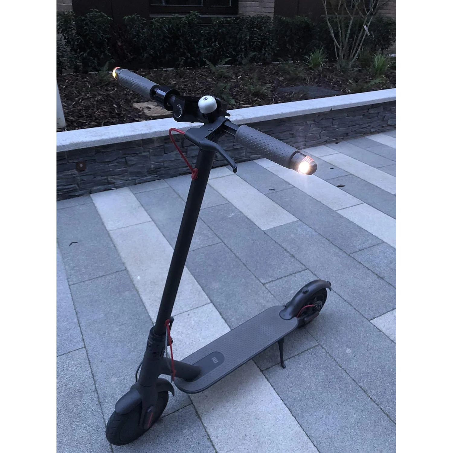 Vista in azione su monopattino delle Frecce Bici CYCL WingLights Fixed