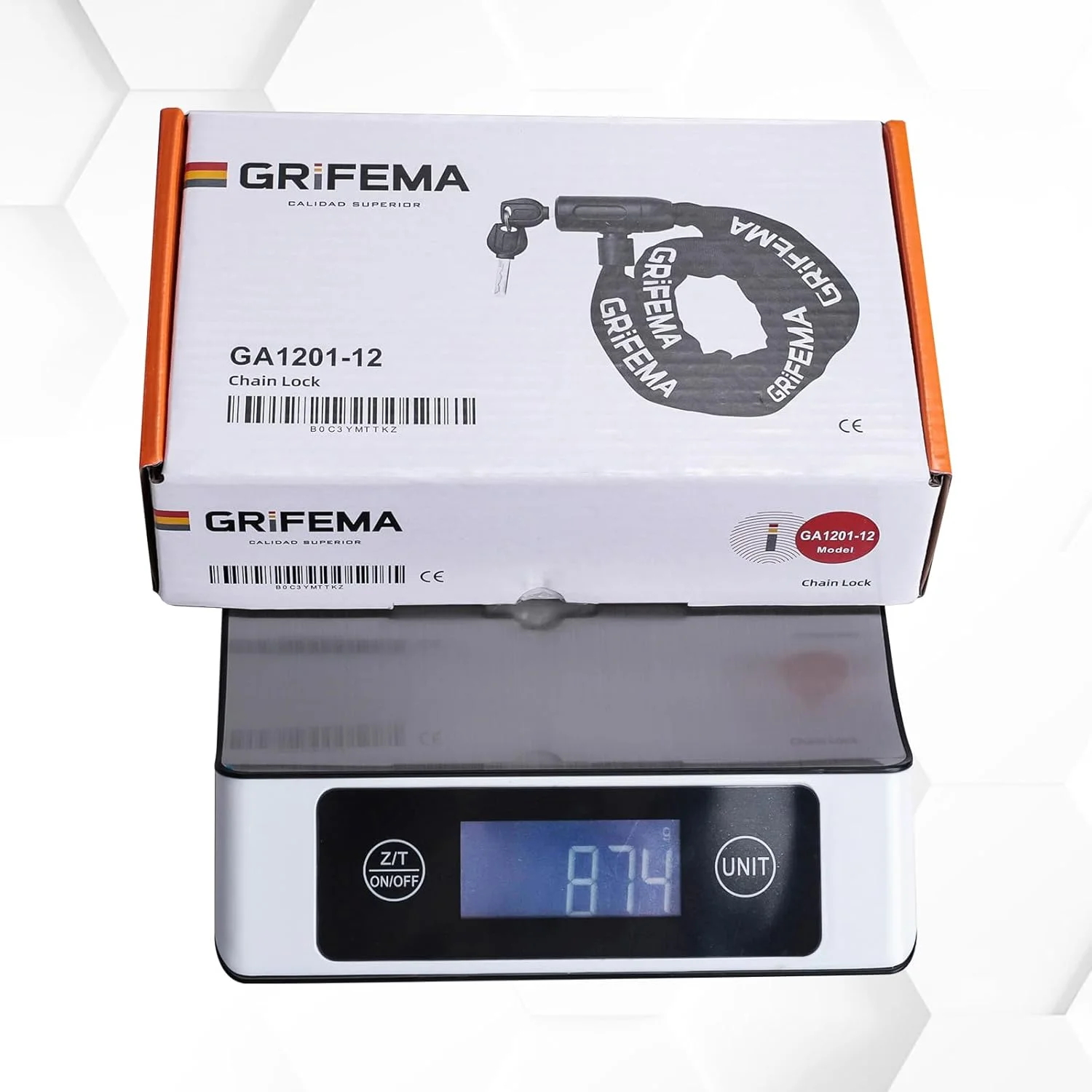 Confezione del lucchetto GRIFEMA sopra ad una bilancia che testimonia 874gr di peso
